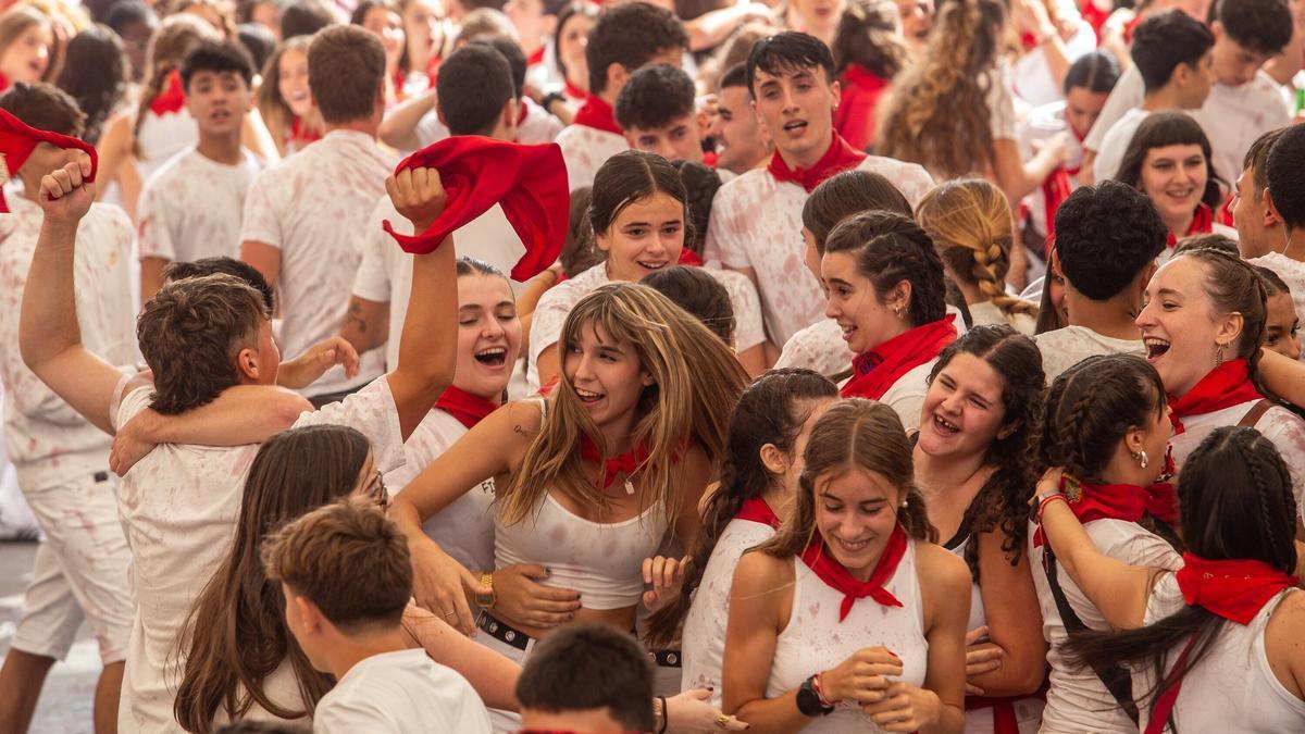 El vino voló tras la explosión de la pólvora.