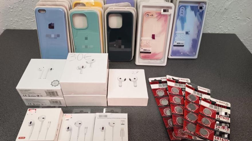 Intervienen fundas de móvil y auriculares falsificados en un local de Getxo