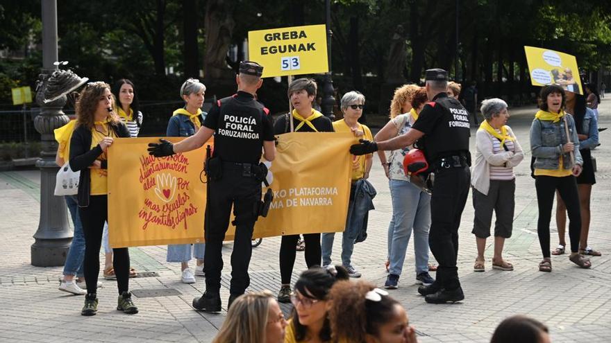 Protesta de las trabajadoras de las escuelas infantiles ante el Parlamento de Navarra