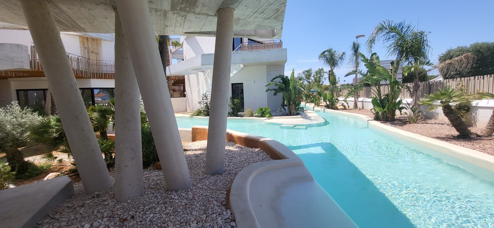 Lo rompedora piscina Mediterranean Sea, diseñada por una constructora donostiarra, para un hotel en Menorca