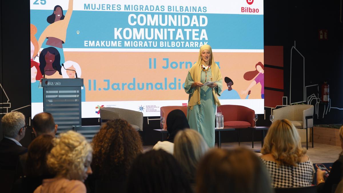 Salima Ahmiduch, integradora social y coach de origen amazigh, ha sido la encargada de presentar este encuentro celebrado en la Torre BAT.