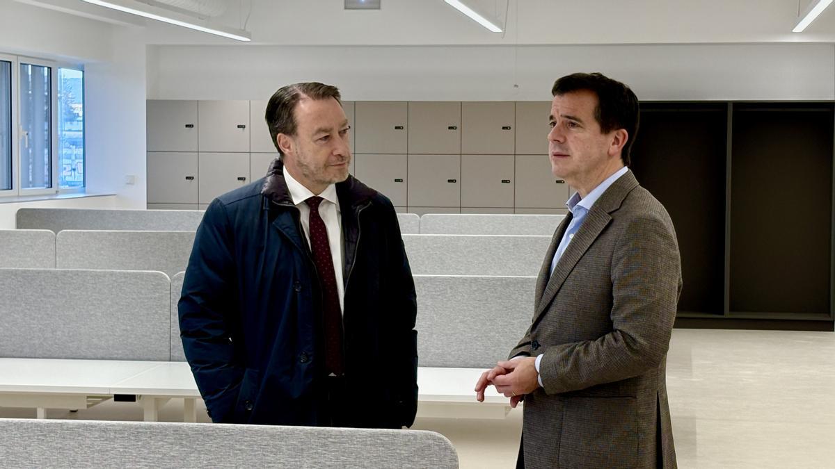 Mikel Irujo y Ramón Gonzalo en las obras de Hirugarrena.