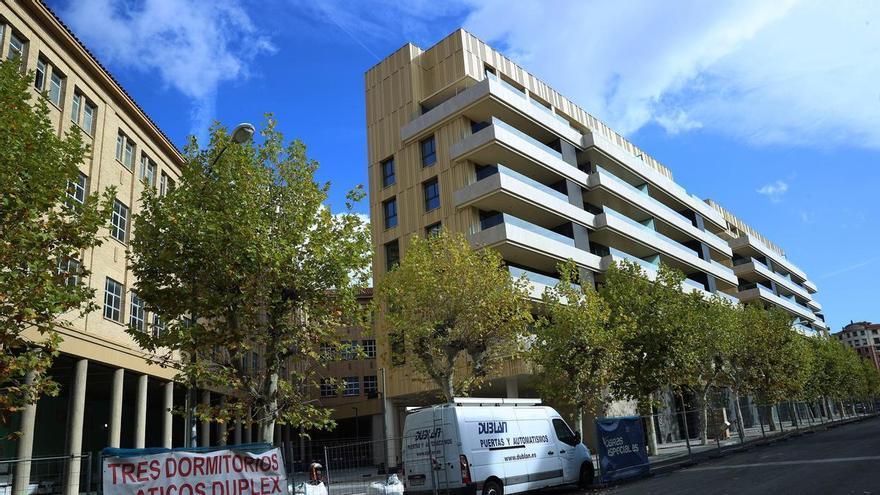 Concentración de la cooperativa Maristas II ante el Ayuntamiento de Pamplona este jueves por la tarde