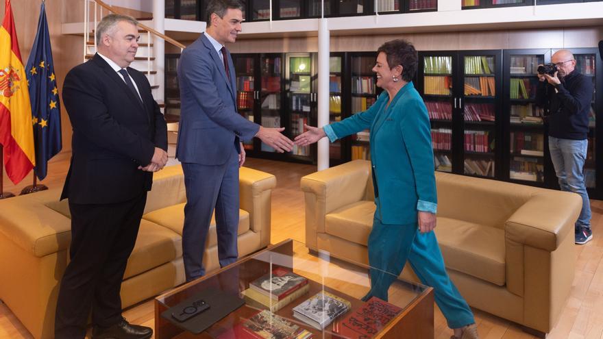 Sánchez se reúne por vez primera con Bildu, que le garantiza su apoyo