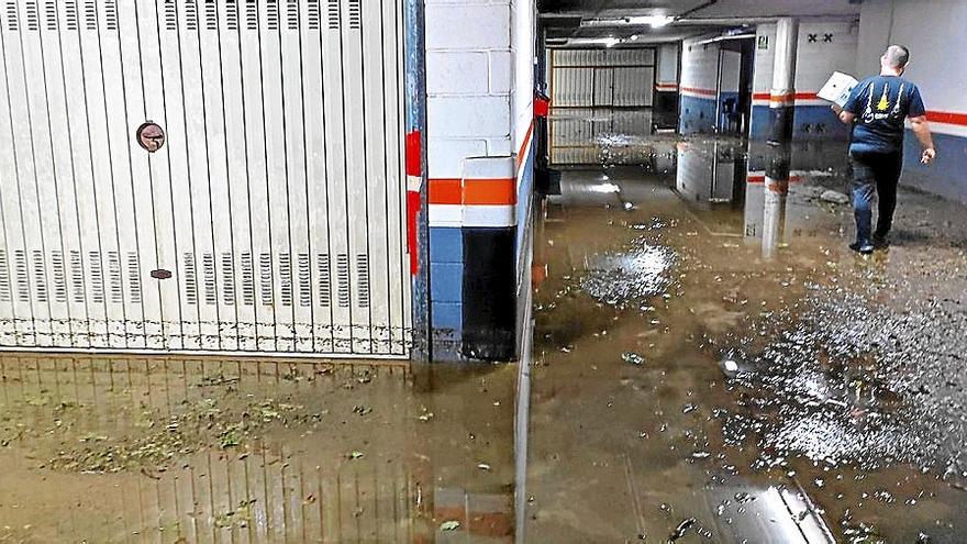 Elgoibar: Día de fregonas, cubos y hastío tras la tromba