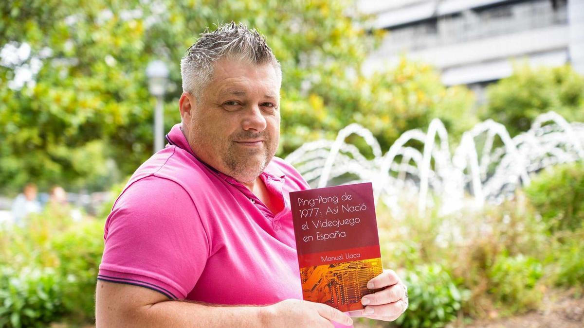 El escritor y analista Manuel Llaca con un ejemplar de su nuevo libro.