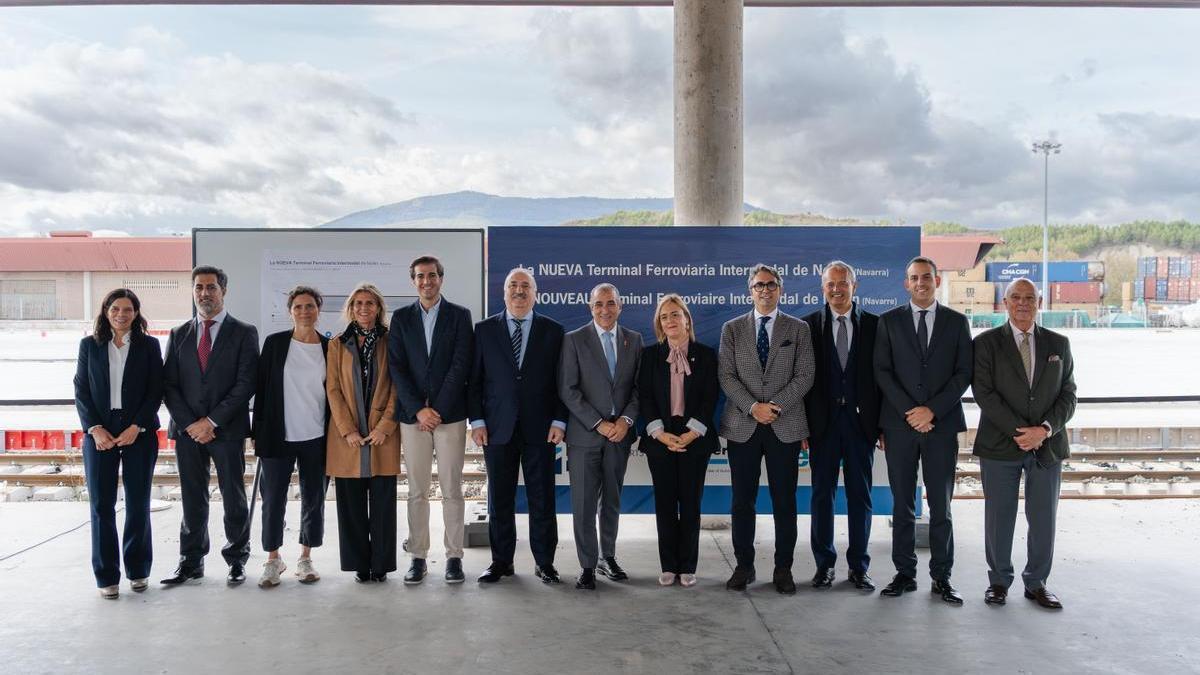 Imagen de la visita institucional a la nueva terminal ferroviaria de Noáin