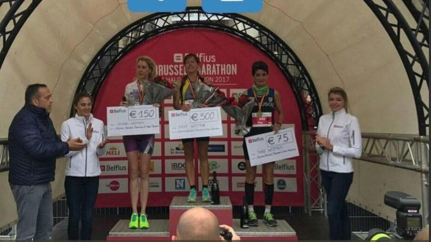 En unas imágenes compartidas en Twitter por la secretaria de Estado bruselense para la Igualdad de Oportunidades, Bianca Debaets, el ganador de la categoría masculina sostiene un cheque por valor de 1.000 euros, mientras que la vencedora recibe uno de 300