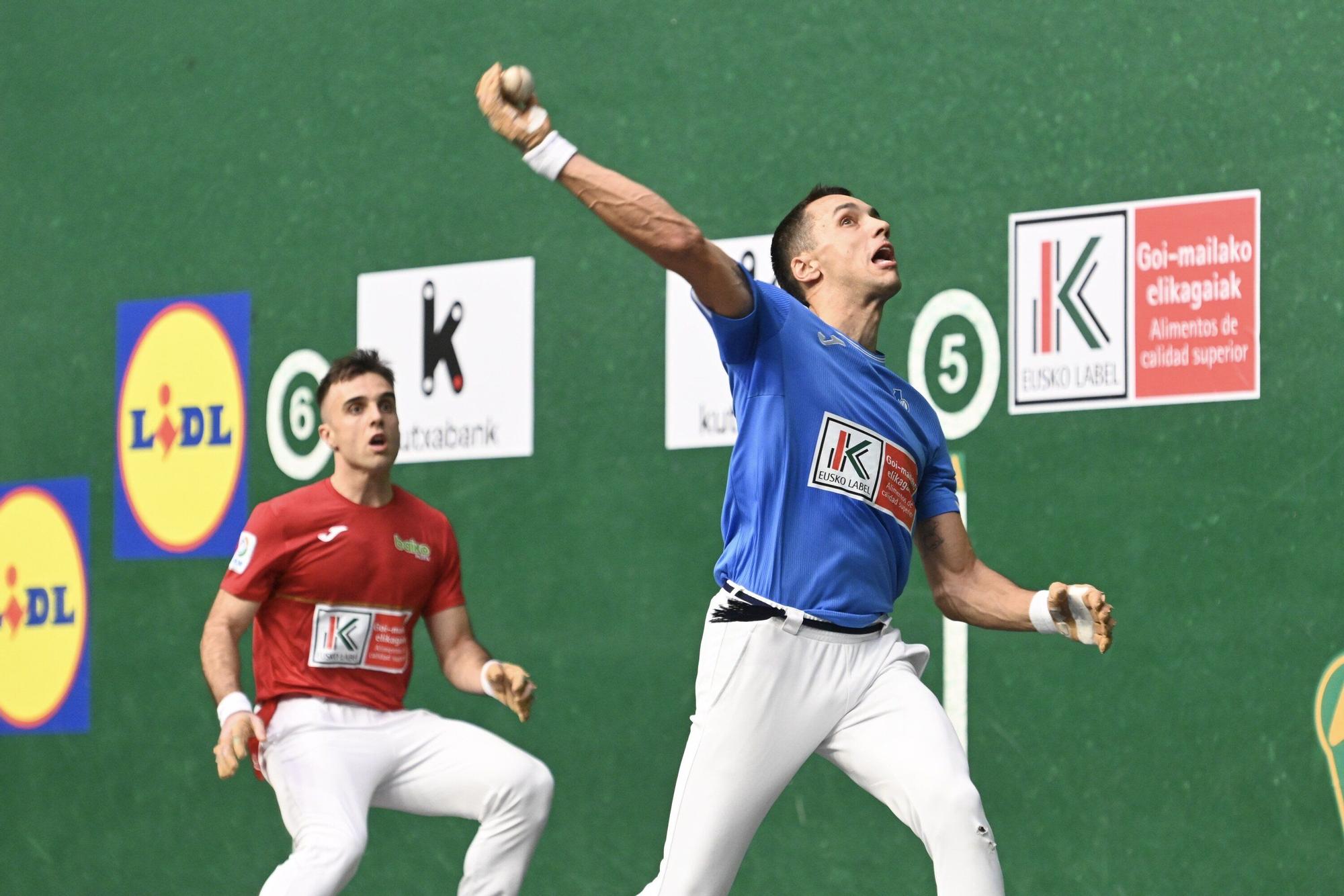Javier Zabala vence a Jon Ander Peña en la segunda jornada de la liguilla de cuartos de final del Cuatro y Medio en Tolosa.