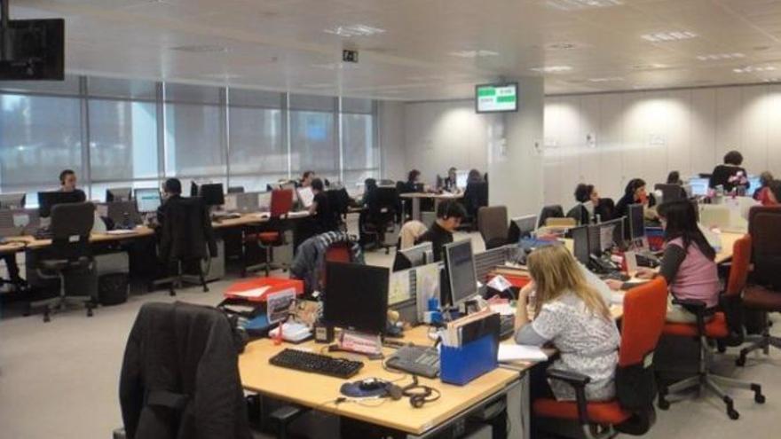 Trabajadores en una oficina de un call center.