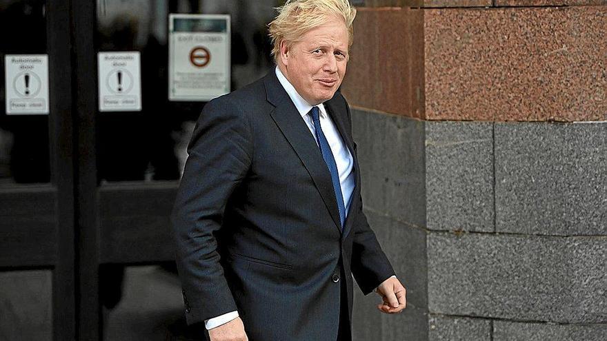 Johnson admite que la escasez de productos en Reino Unido se puede prolongar hasta Navidad