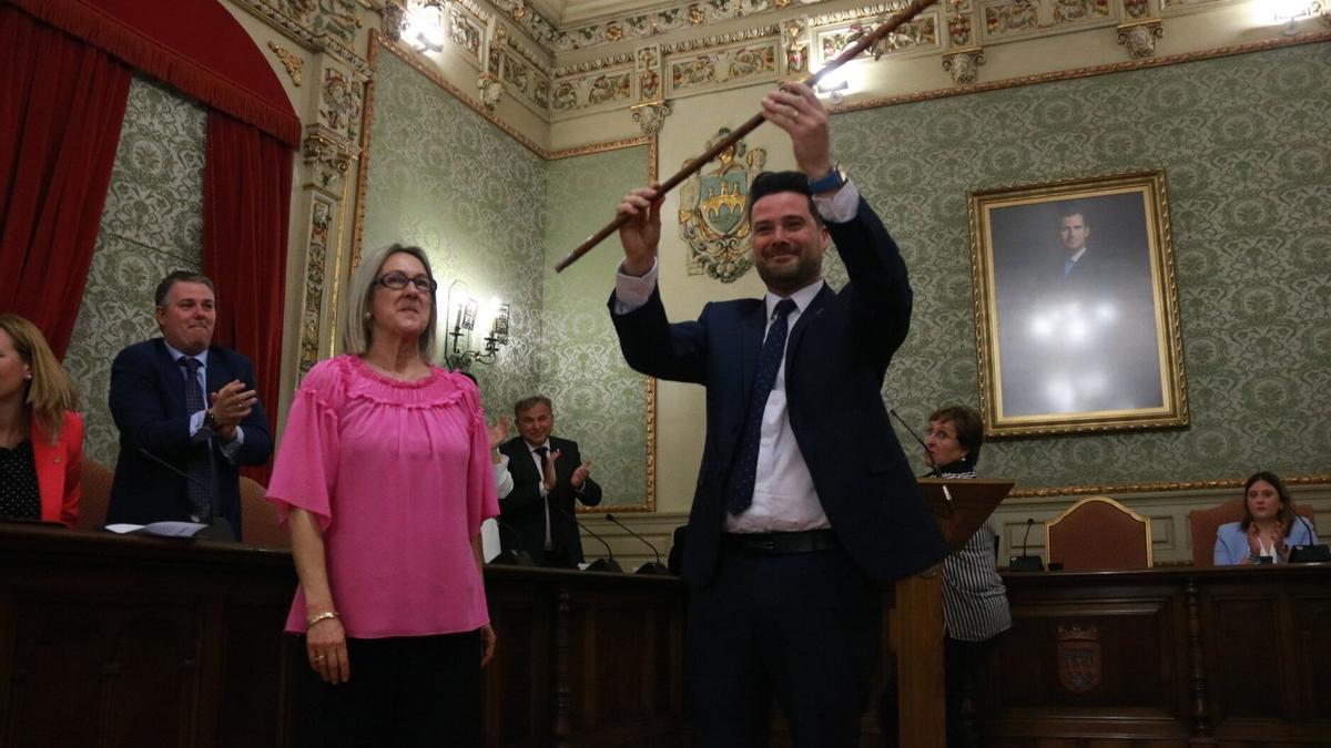 Toquero saluda al recibir la vara de mando en junio de 2023.