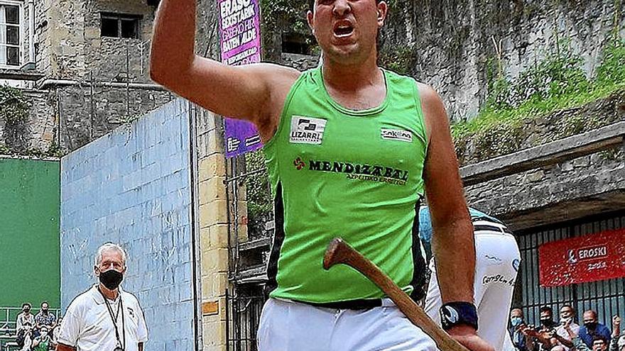 Mikel Larrañaga celebra su victoria el pasado año en la Plaza de la Trinidad.  | FOTO: N.G.