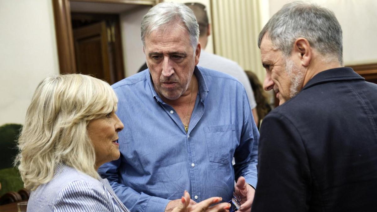 El alcalde Asiron, en medio, charla con la regionalista María Caballero y Mikel Armendáriz, de Geroa Bai, en el Pleno de esre jueves.