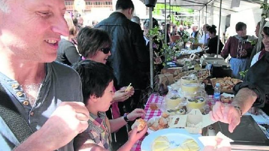 Los aficionados al queso prueban distintas variedades, ayer en Idiazabal.