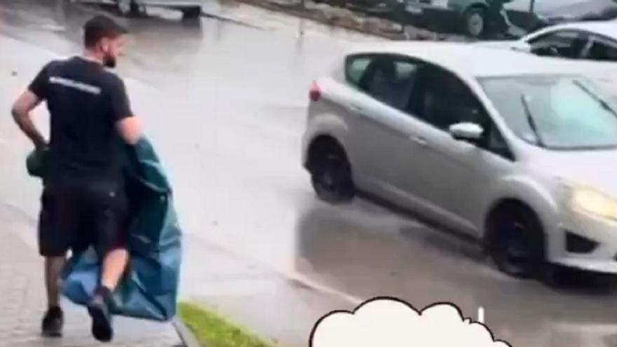 Tira de ingenio para llegar al coche sin mojarse y lo que pasa al final lo han visto 25 millones de personas