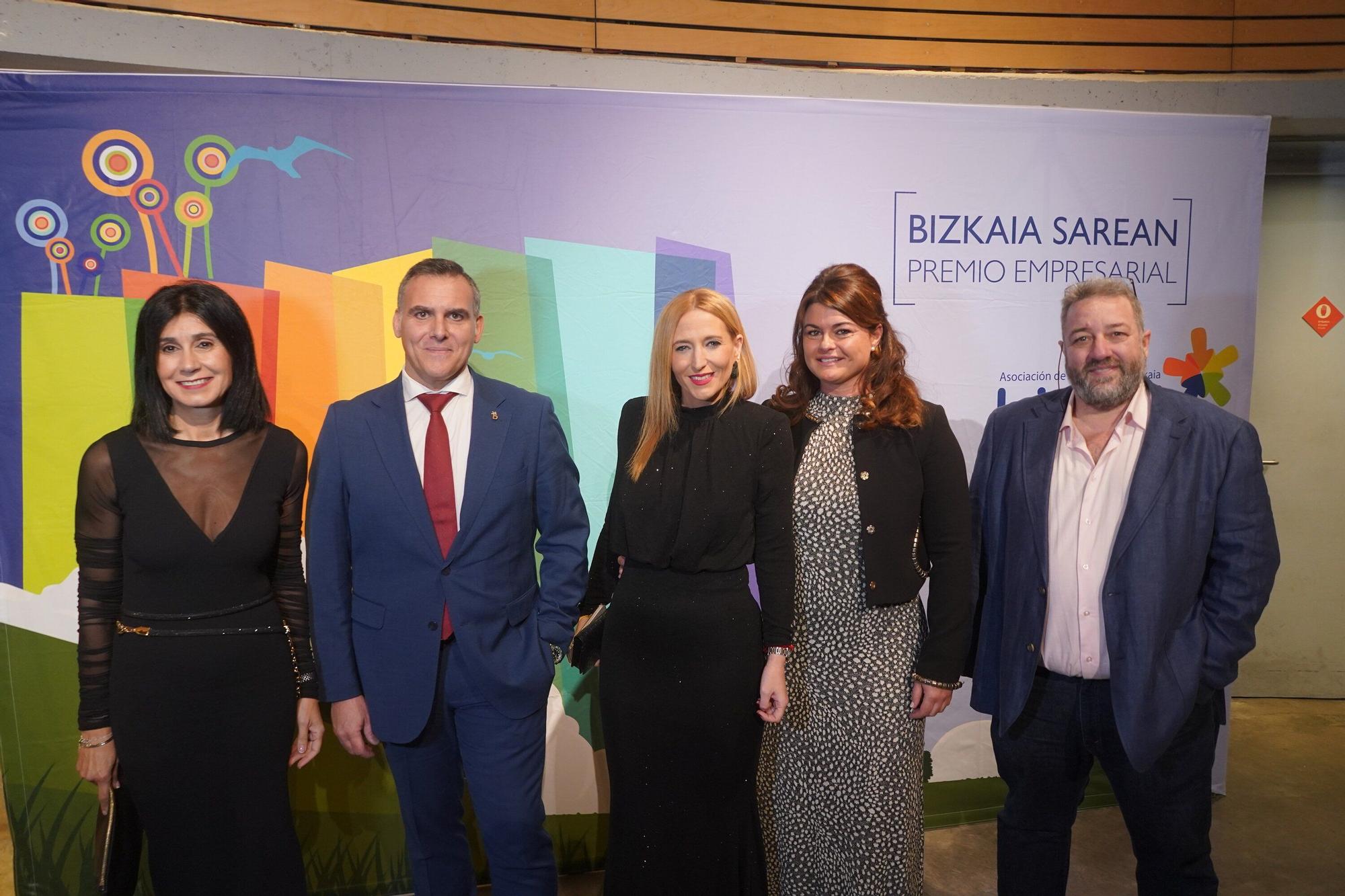 Premio a la trayectoria profesional, Elena Guedes; el presidente de Bizkaired, Igor Vega, Maider Viteri, Beatriz Amusategui e Ismael Torralba.
