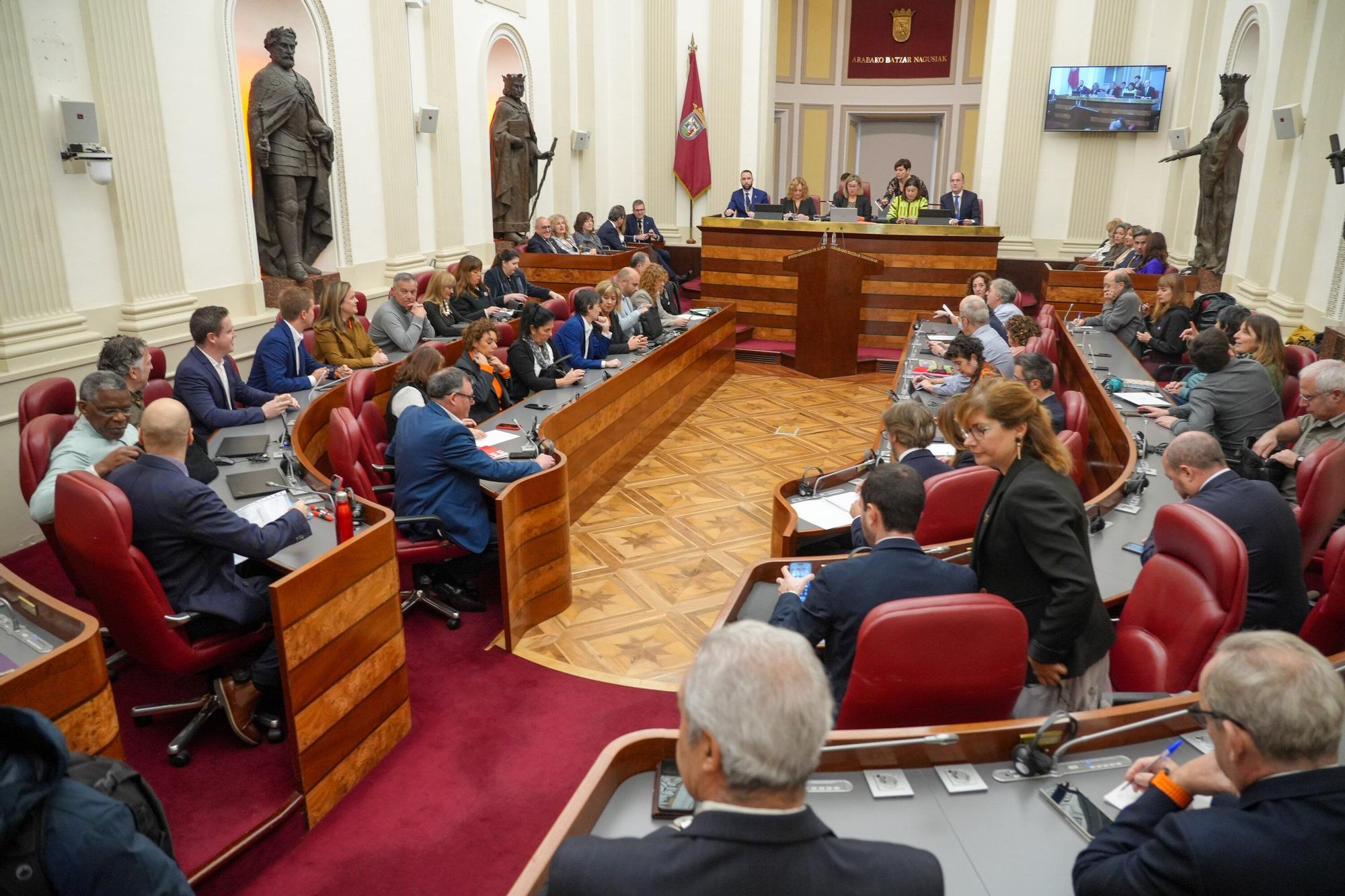 En imágenes: Pleno Tradicional de noviembre de Juntas Generales