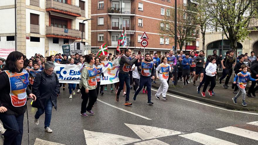 Anet, lau urteko neskatila, Korrikako lekukoa daraman protagonista