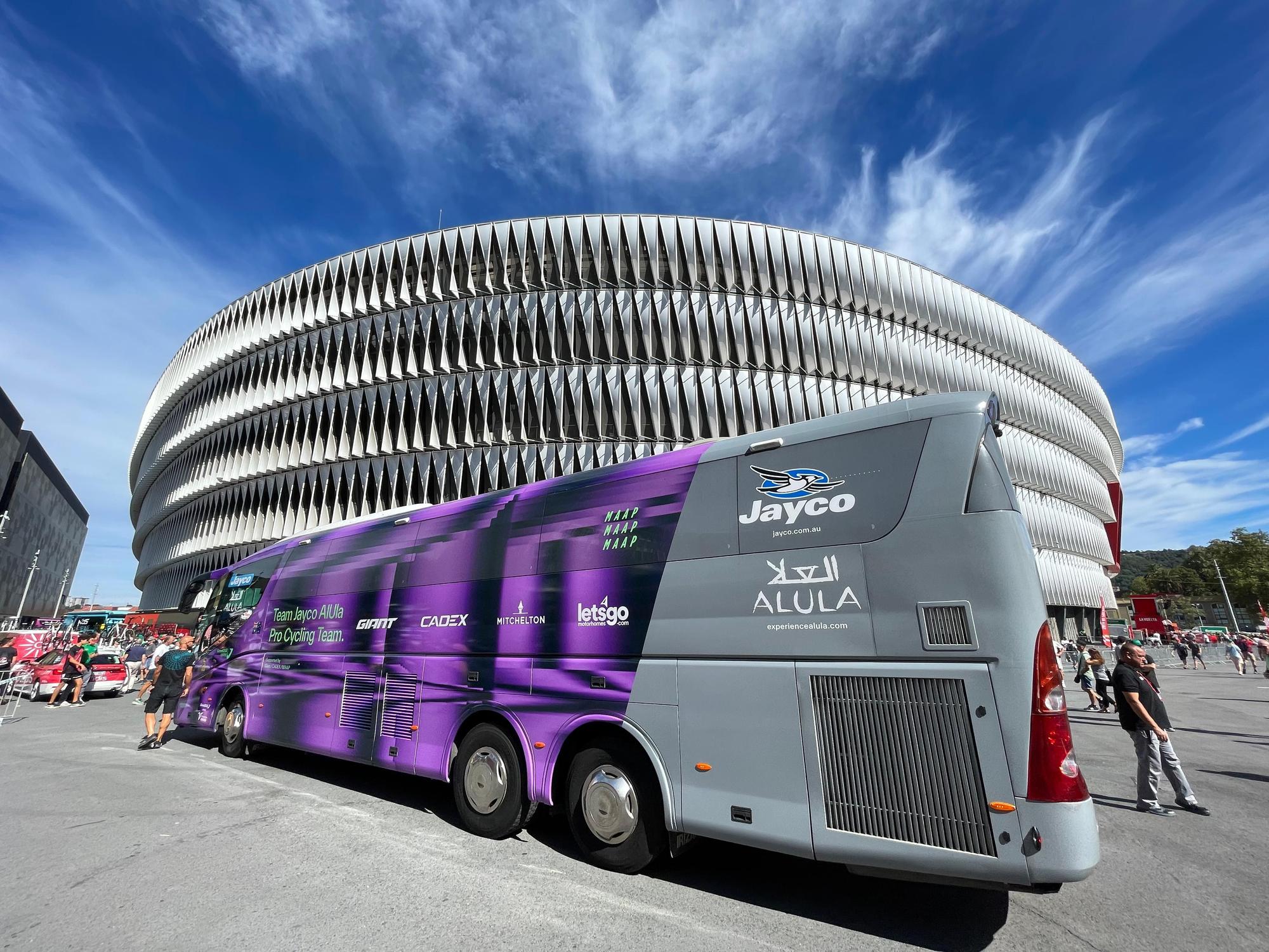 La Vuelta llega a Bizkaia: las imágenes del montaje en Bilbao