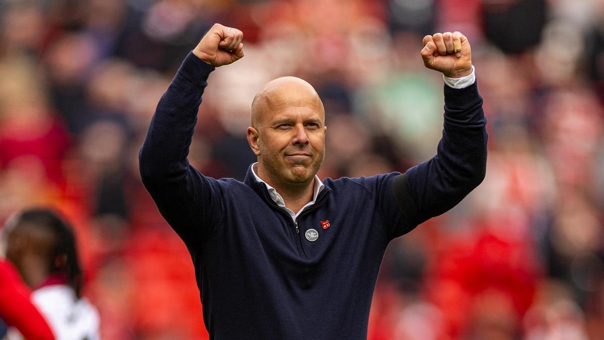 El neerlandés Arne Slot, técnico del Liverpool, celebra un título con los ‘reds’.