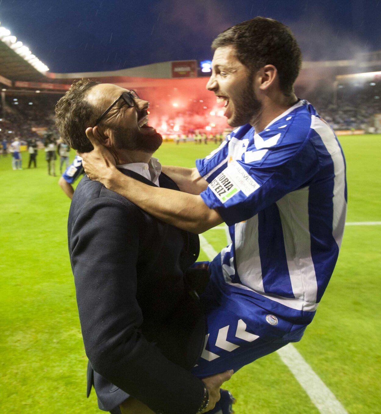José Bordalás, celebrando el ascenso a Primera con Dani Pacheco.