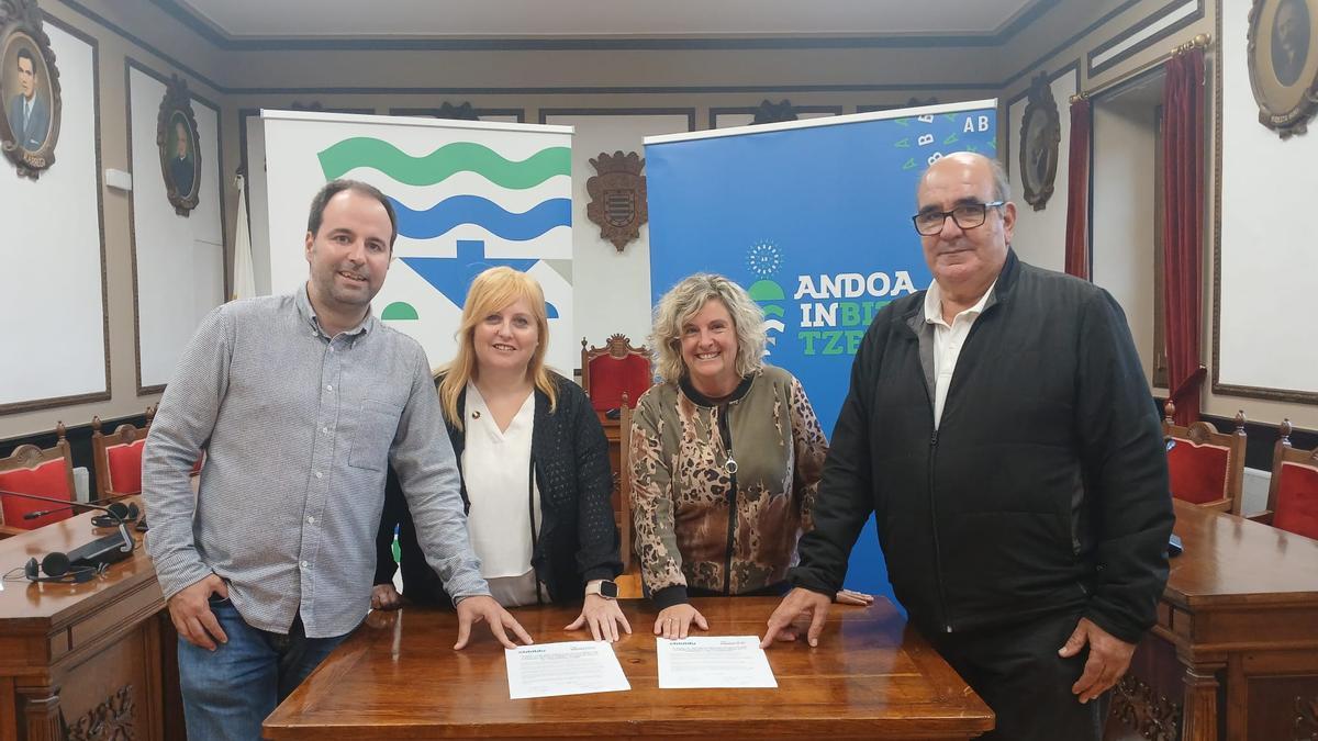 Podemos y EH Bildu en la firma del acuerdo