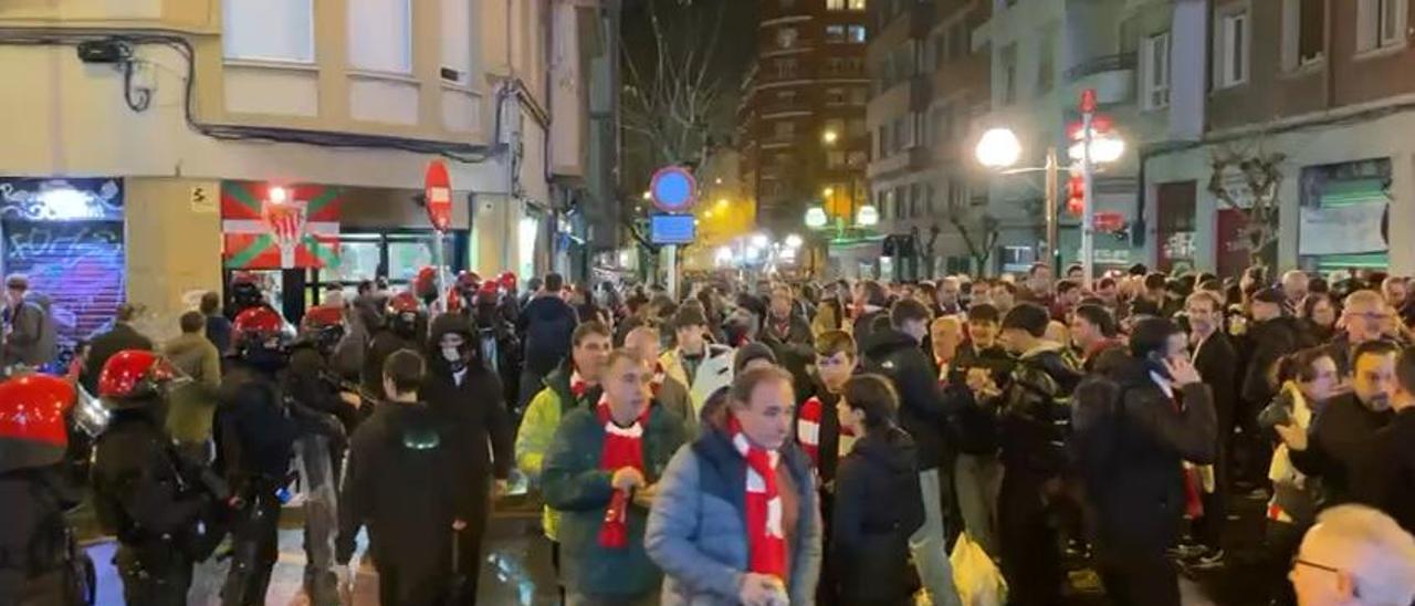 Gran ambiente en los accesos a San Mamés