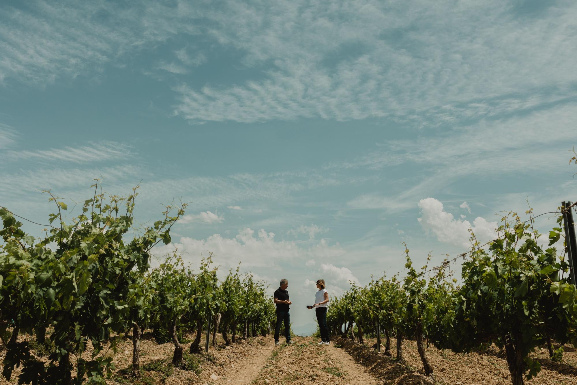 Rebeca Lecumberri Militino, enóloga de Bodega Eslava y Félix Bariáin Zaratiegui, presidente de Bodega Eslava