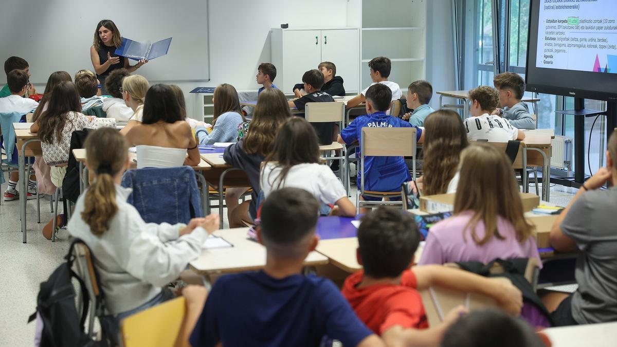 Inicio de curso de secundaria en la ikastola San Fermín en Zizur
