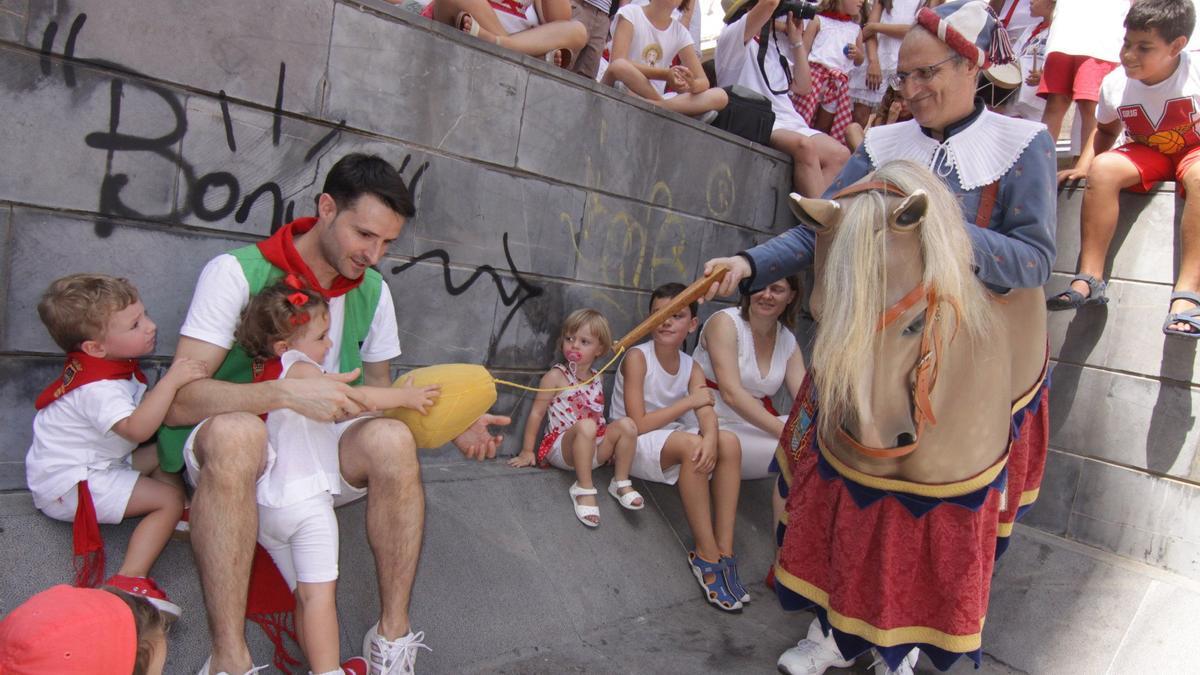 Juan Sáinz con varios  niños en la plaza Vieja.