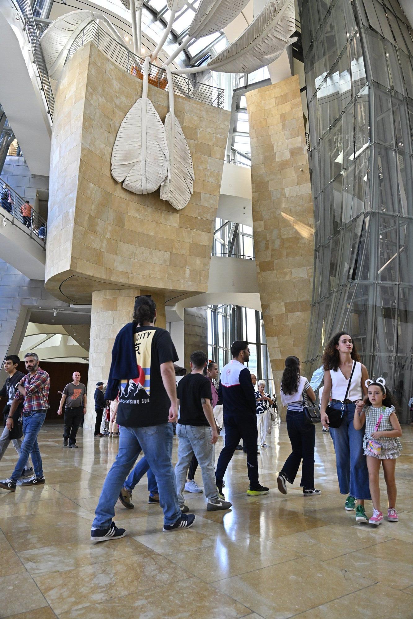 El Museo Guggenheim acoge a miles de visitantes en su 28º cumpleaños