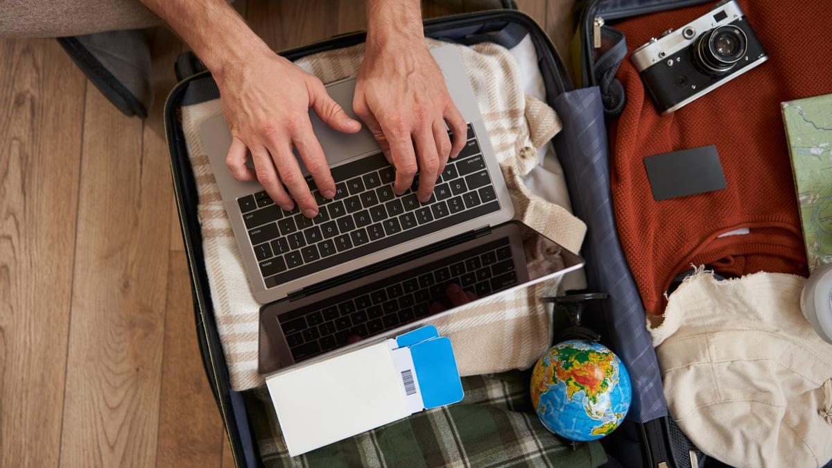 No compres un billete de avión con un dispositivo de gama alta.
