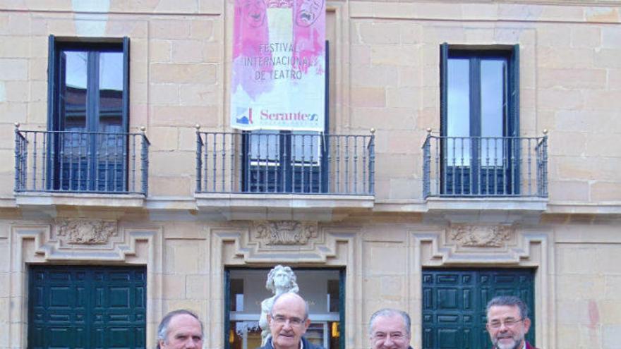 José Luis Duque, Txiki Carrocera, Montxu Martínez y Paco Piqueras posan con el pañuelo de Camisan.
