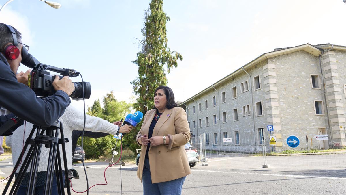 La presidenta del Partido Nacionalista Vasco en Álava, Jone Berriozabal realiza declaraciones frente al futuro macrocentro de inmigrantes de Arana