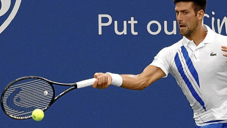El tenista serbio Novak Djokovic, número uno del mundo, en plena acción. Foto: Efe