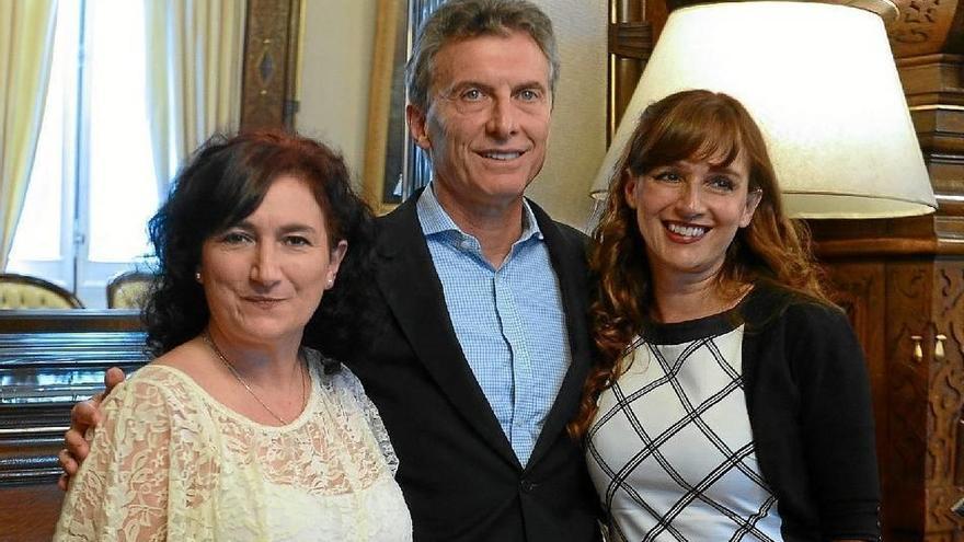 Graciana Goicoechandia, a la izquierda, posa con el nuevo presidente de Argentina, Mauricio Macri, e Inés Bulacio .Foto: euskalkultura.com