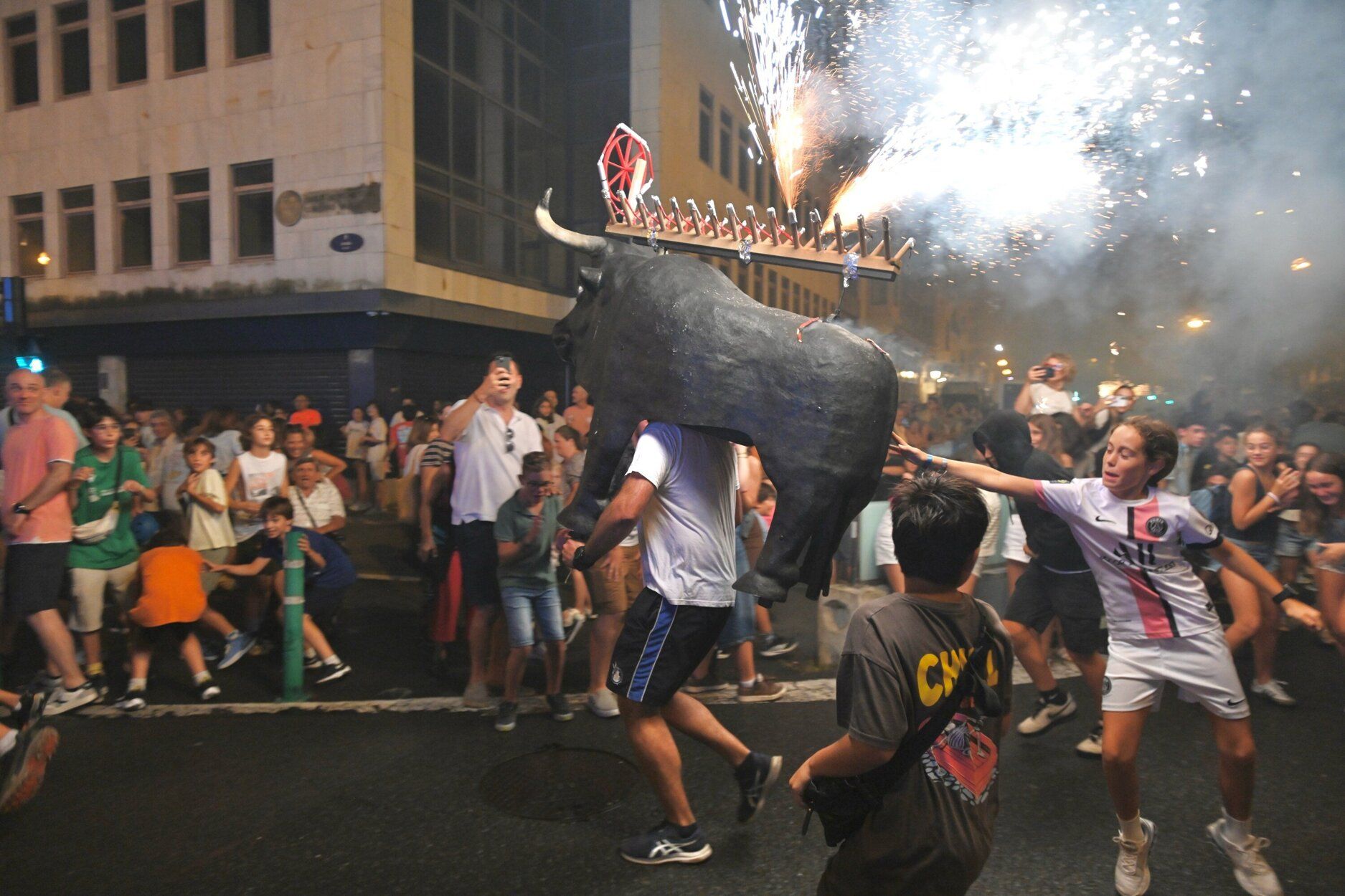 Los toros de fuego llenan de luz y color la noche de Donostia