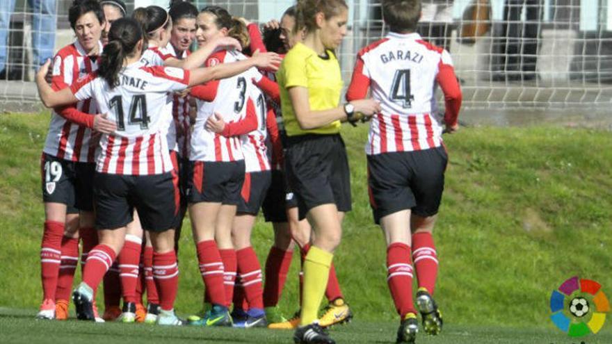 Jugadoras del Athletic celebran el gol de Nekane.
