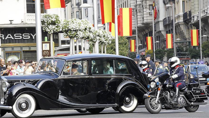 Vista del vehículo, un Rolls Royce, perteneciente a Patrimonio Nacional, ocupado por los Reyes