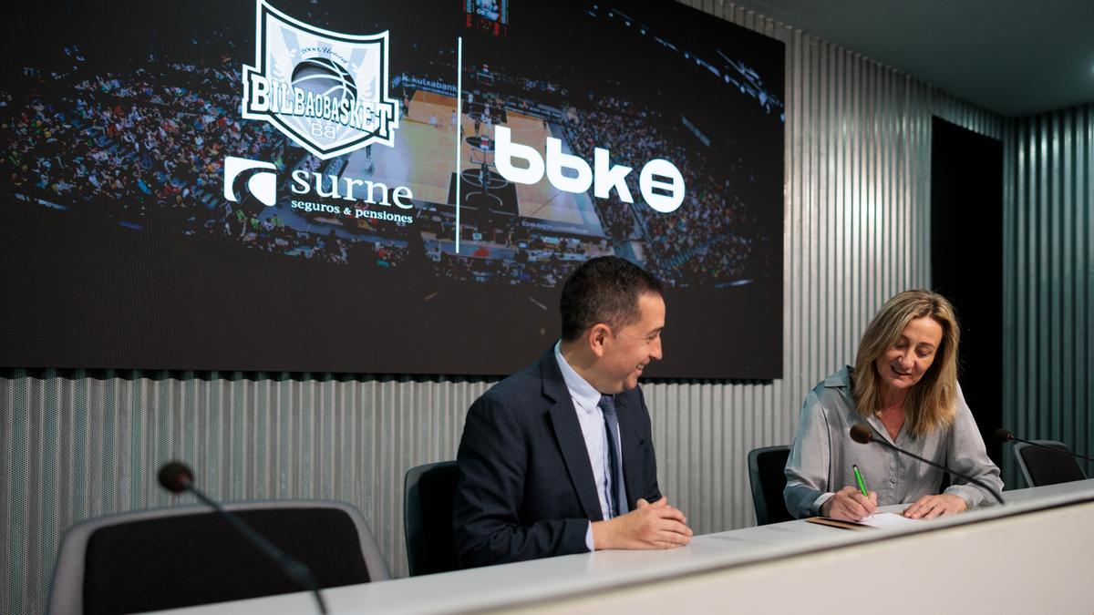 Xabier Sagredo, presidente de la Fundación Bancaria BBK e Isabel Iturbe, presidenta del Bilbao Basket