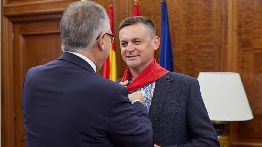 Mykola Ishchuk ha recibido un pañuelo como obsequio