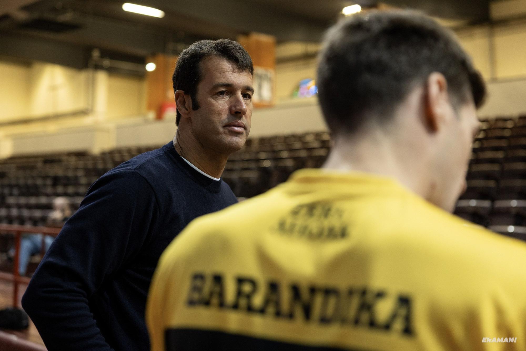 Barandika-López y Urreisti-Basque eligen material para la final de la Jai Alai League en el frontón Carmelo Balda de Donostia.