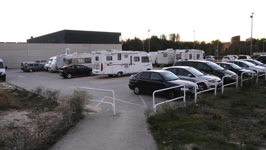 La parcela, junto al parque de bomberos, presentaba ayer este aspecto, con varios vehículos y autocaravanas aparcadas.