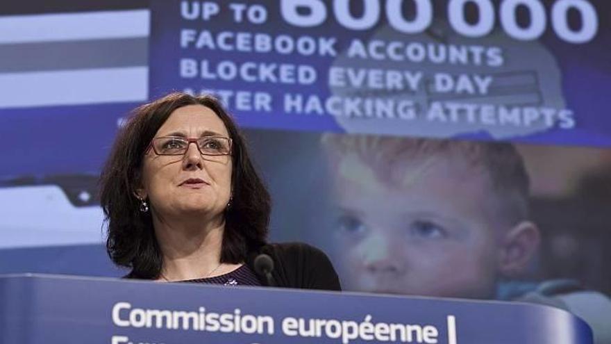La comisaria europea de Asuntos Internos, Cecilia Malmstroem, durante la rueda de prensa celebrada para anunciar la creación de un centro europeo del cibercrimen
