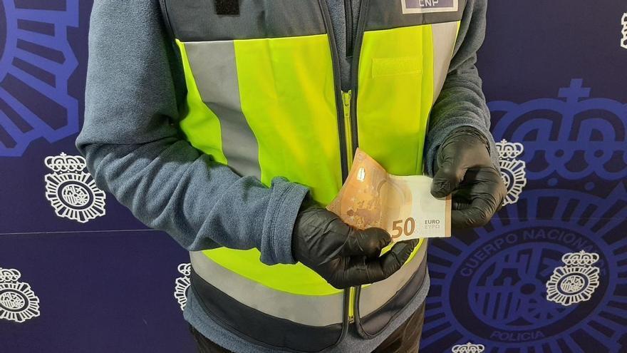 Dos detenidos y tres investigados por pagar con billetes falsos en locales de ocio nocturno de Palma