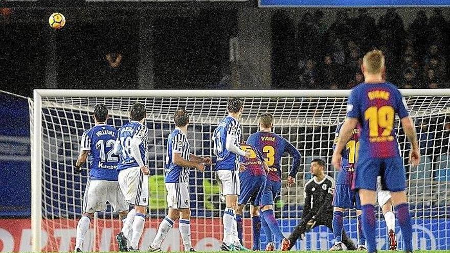 Gero Rulli observa cómo el balón enviado por Messi se cuela en su portería y se convierte en el definitivo 2-4.