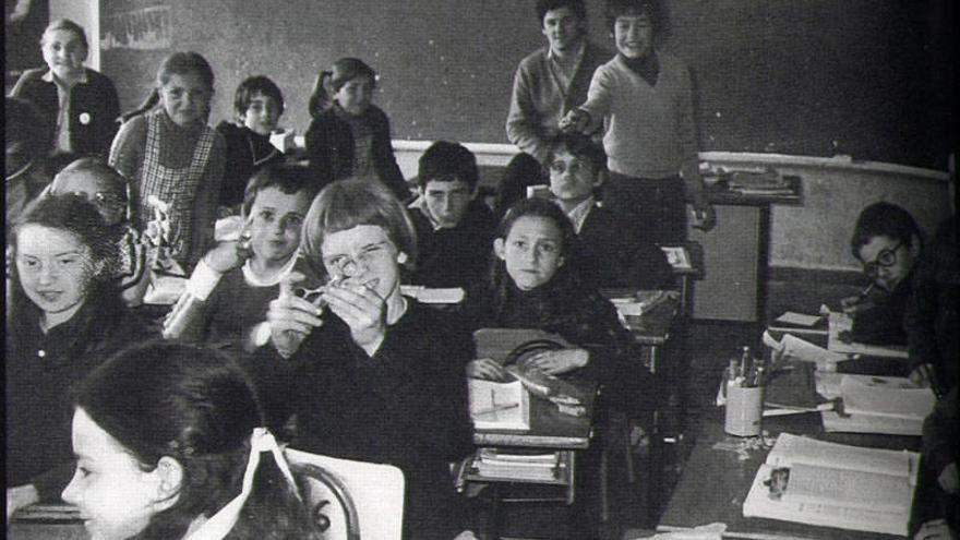 Una clase de Lizarra Ikastola hacia 1980, con uno de los profesores, Rafa Sanjurjo, sentado al fondo de la imagen.