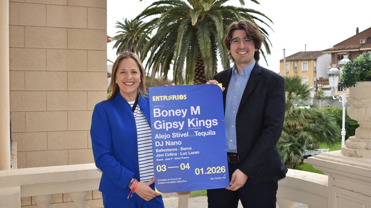 Marta Ezquerra y Mario Cornago, con el cartel del festival adrianés.