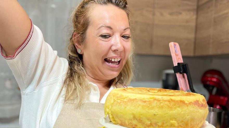 Enseña la tortilla que ha cocinado y los comentarios que recibe son desternillantes